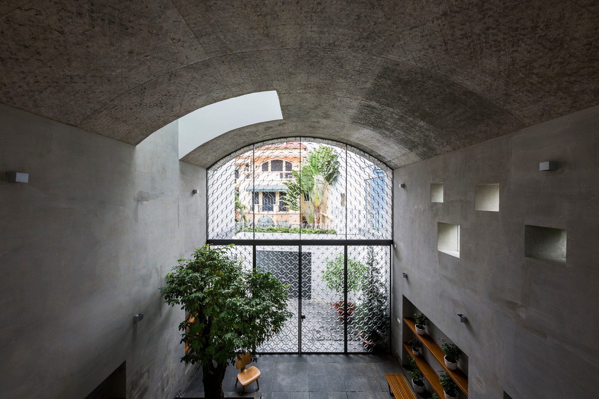 Ngoài ra, đường trước nhà là ngõ hẹp, nhà trong xóm xây san sát nhau. Do đó, mục tiêu thiết kế kế nhà là làm thế nào để tạo ra một không gian ngoài trời độc đáo và hấp dẫn, nơi mọi người có thể cảm thấy gần gũi hơn với thiên nhiên.