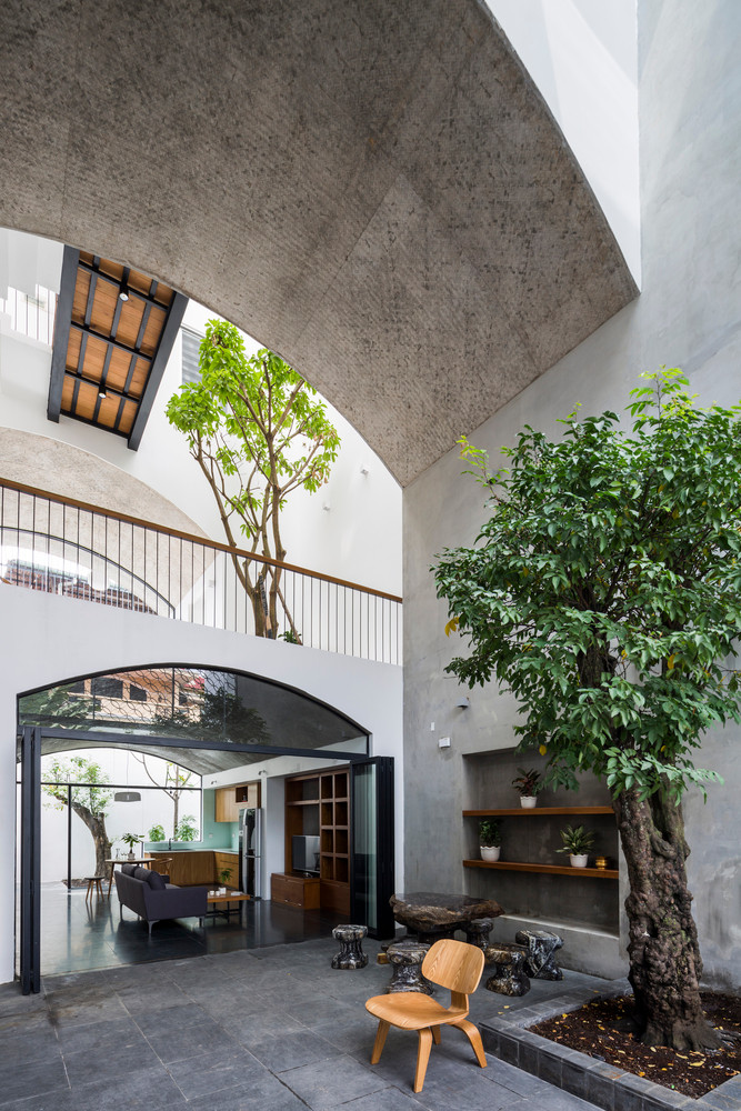 Khu đất chật đến mức hầu như không có sân vườn, nhưng gia chủ muốn có một ngôi nhà với không gian sống mở.