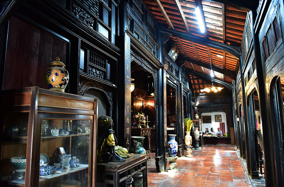 48 cây cột gỗ lắp thành 6 hàng giữ toàn bộ khung từ trước ra sau nhà. Ảnh: Dân Việt