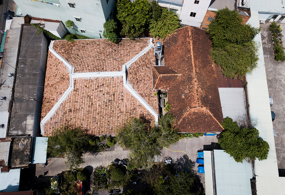 Mái nhà lợp 3 lớp ngói âm dương, trong đó lớp cũ dưới cùng được che khít bởi hai lớp mới phía trên. Ảnh: Dân Việt