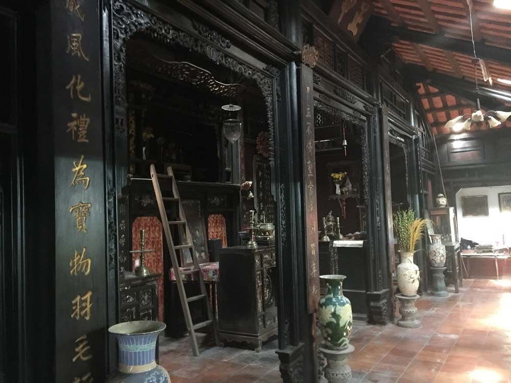 Căn nhà cổ hơn 130 năm có kết cấu 5 gian 2 chái. Các thanh xà, cột, tấm gỗ đều được đục mộng, lắp ghép lại với nhau, không dùng đinh nhưng rất chắc chắn. Ảnh: Vietnamnet