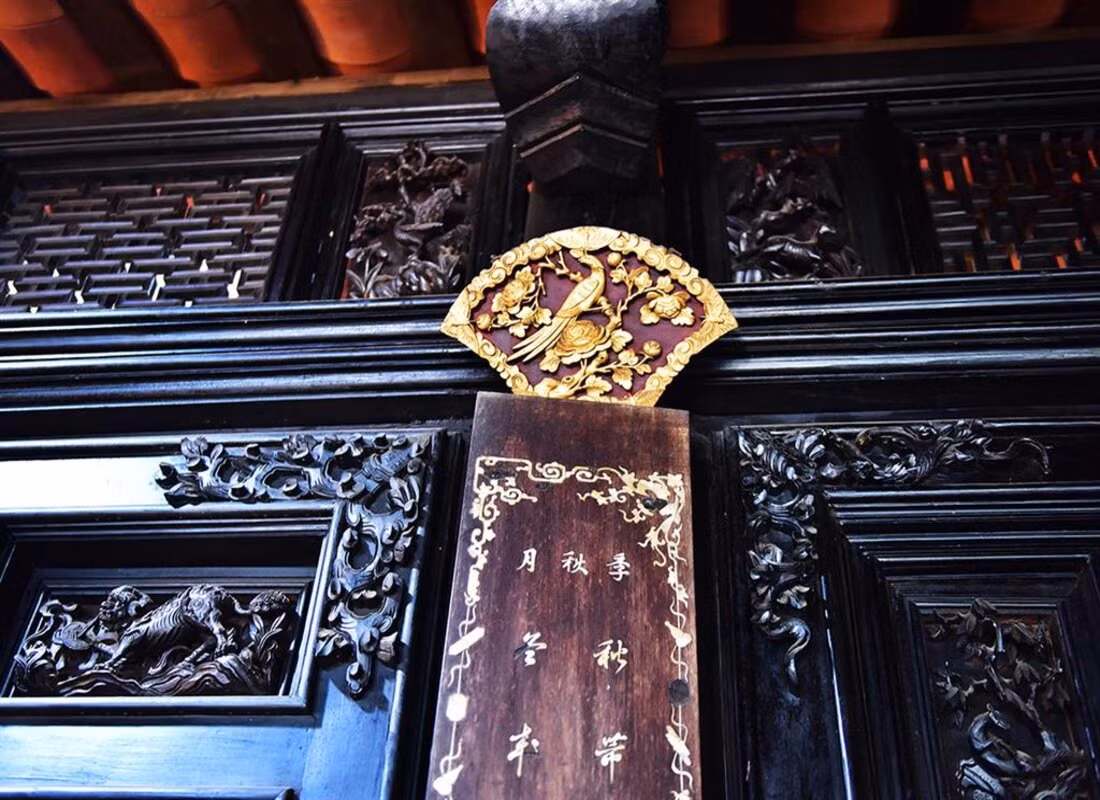 Đặc biệt, hàng nghìn chi tiết lớn, nhỏ khác nhau được chạm khắc tinh xảo. Ảnh: Mia