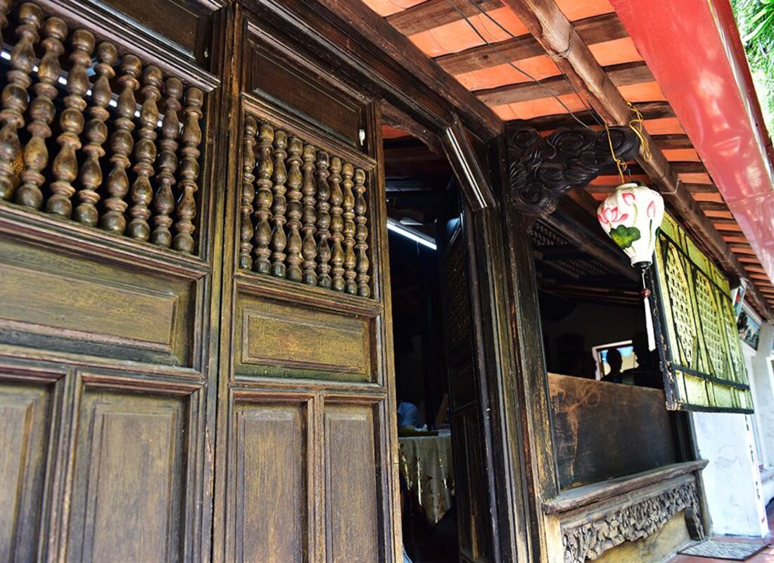 Ngôi nhà được xây dựng từ năm 1889 đến năm 1892 trên khu đất rộng 1.333 m2. Nhà có diện tích hơn 500 m2, kiến trúc theo kiểu chữ Đinh, đặc trưng của nhà truyền thống Việt Nam thế kỷ 19. Ảnh: Mia