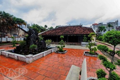 Nơi đây vừa là di tích lịch sử - kiến trúc nghệ thuật vừa là nơi thờ tự, sinh sống của một gia đình. Ảnh: VNP