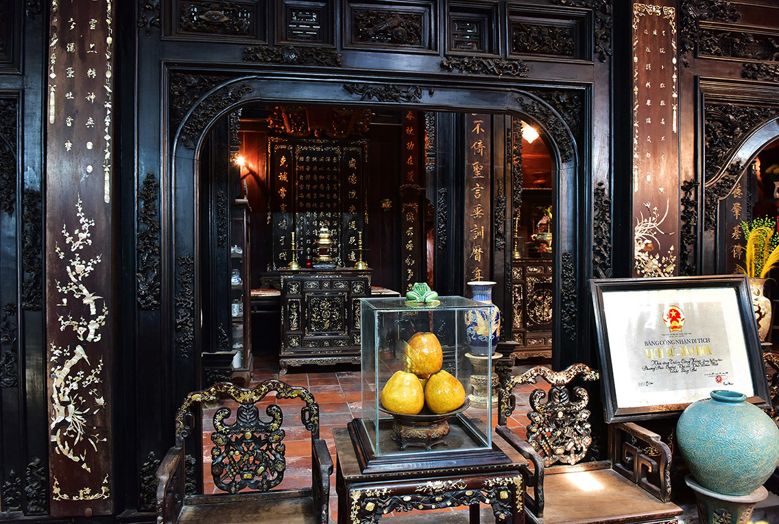 Gian chính có nhiều hạng mục làm từ các loại gỗ quý như sao, cẩm lai, quỳnh đường, mun... Ảnh: Dân Việt