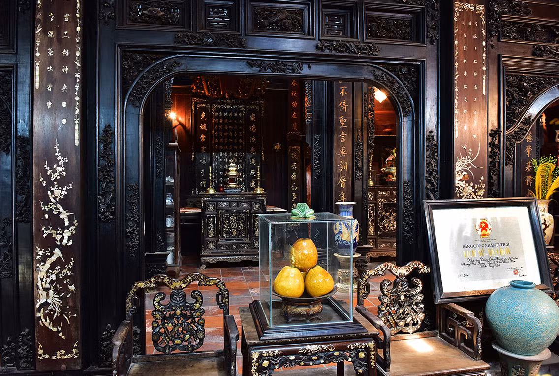 Gian chính có nhiều hạng mục làm từ các loại gỗ quý như sao, cẩm lai, quỳnh đường, mun... Ảnh: Dân Việt