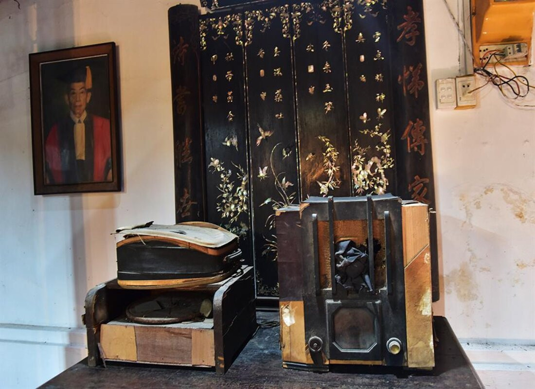 Một số đồ đạc của thế hệ trước vẫn còn được giữ nguyên vẹn. Ảnh: Mia