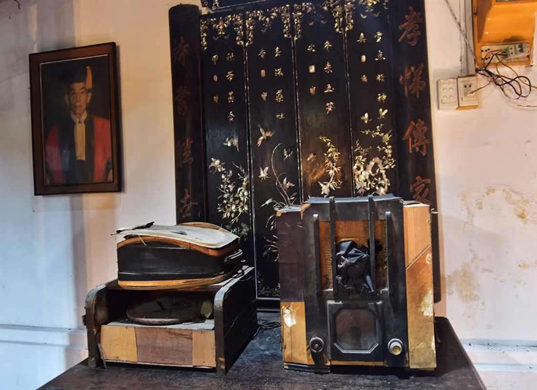 Một số đồ đạc của thế hệ trước vẫn còn được giữ nguyên vẹn. Ảnh: Mia