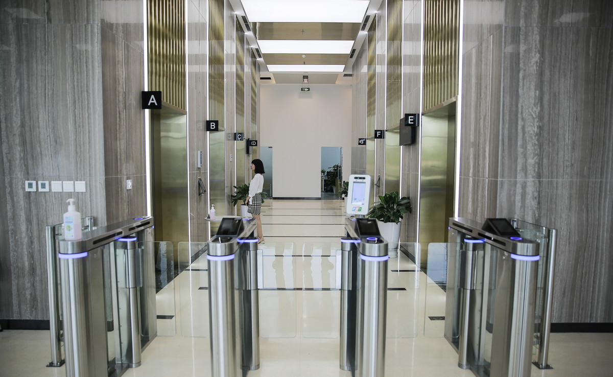 Để lên các tầng của tòa nhà, nhân viên tại đây sẽ phải qua một hệ thống cửa từ. Ảnh: Dân Việt