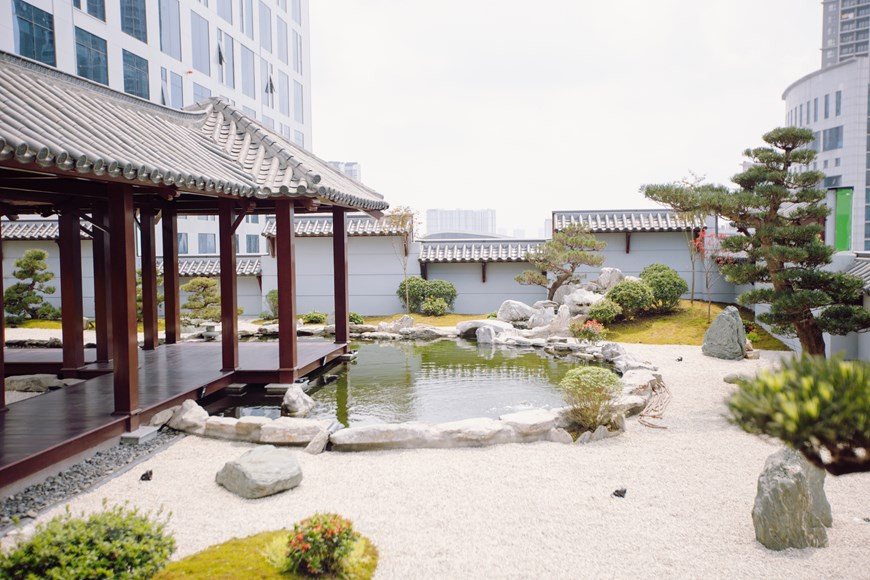 Đặc biệt, trong khuôn viên toà nhà FPT có sự xuất hiện của hai khu vườn mang phong cách Nhật và Châu Âu. Ảnh: Vietnam+