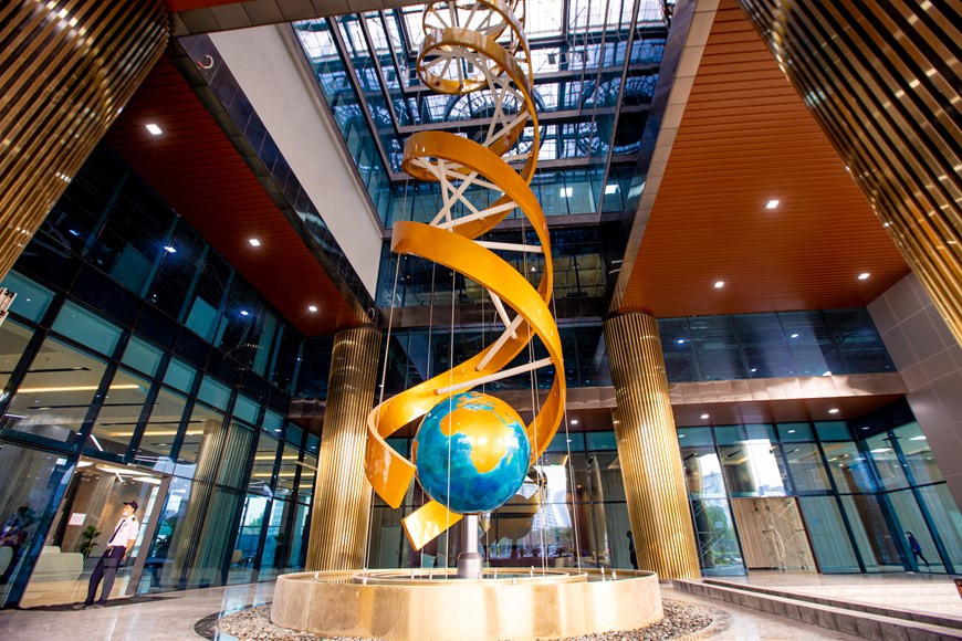 Đặc biệt, quả địa cầu được thiết kế để mỗi vòng quay hết đúng 13 phút, bởi số 13 cũng chính là ngày thành lập FPT (13/9/1988). Ảnh: Vietnamn+