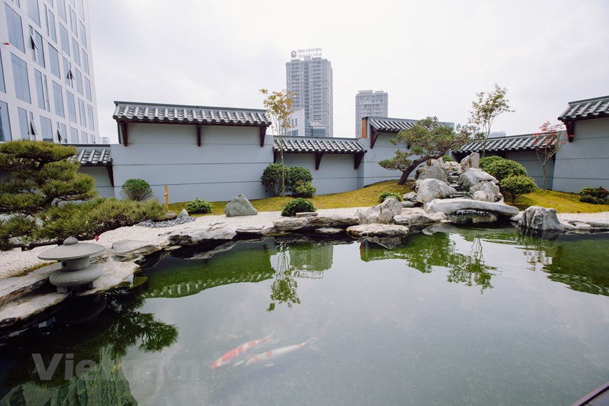 Khu vườn Nhật với cảnh quan đặc trưng nằm trên tầng 8 của toà nhà. Ảnh: Vietnam+