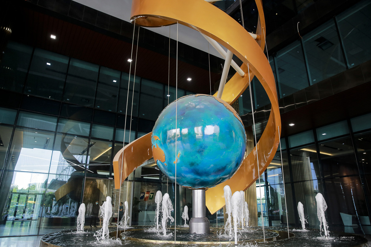Trước cửa chính của toà nhà là cấu trúc đồ sộ mô phỏng một quả địa cầu kết hợp với chuỗi ADN. Ảnh: Dân Việt