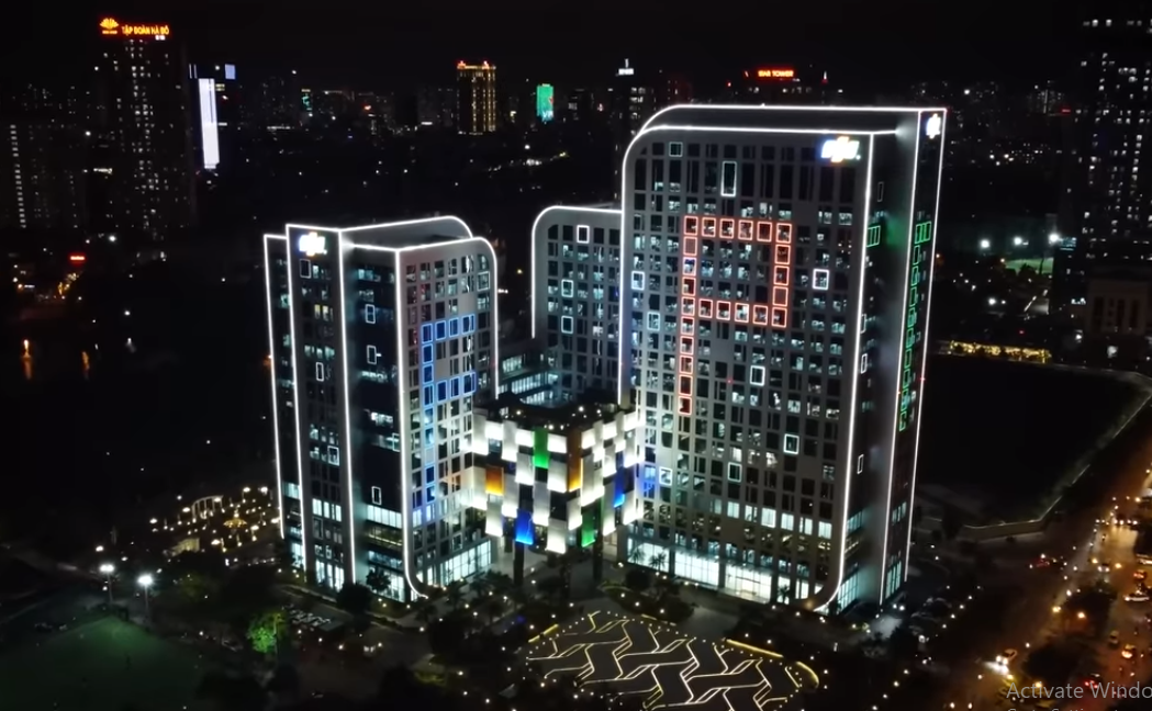 FPT Tower có thiết kế mô phỏng hình khối logo của FPT bao gồm 2 tòa nhà cao 21 tầng và 17 tầng cùng văn phòng trung tâm dữ liệu hiện đại cao 8 tầng. Ảnh chụp màn hình NhaTO