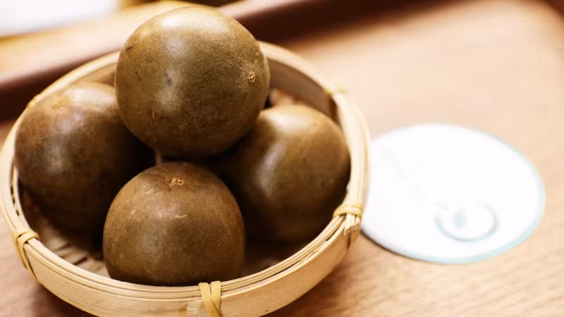 Trên thị trường, la hán khô có giá từ 300.000-350.000 đồng/kg nhưng không phải khi nào cũng mua được. Ảnh: Facebook