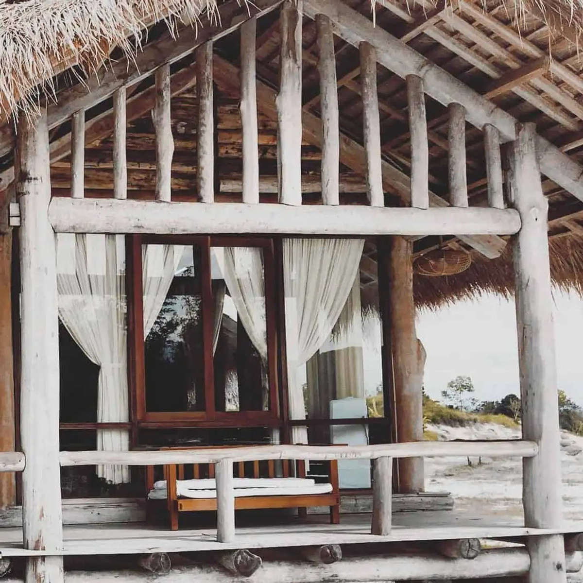 Các ngôi nhà trong khu M’Đrăk xây dựng từ chất liệu chính là gỗ và đá, mái hình chóp lợp bằng rơm thường thấy ở các vùng nông thôn. Ảnh: Traveloka