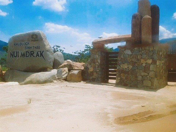 Nằm sát tại chân núi Krông, khu du lịch sinh thái M’Đrăk Đắk Lắk có tổng diện tích lên đến 800ha với nhiều khu nghỉ dưỡng, nhà sàn...thu hút đông đảo du khách, đặc biệt là giới trẻ. Ảnh: Traveloka