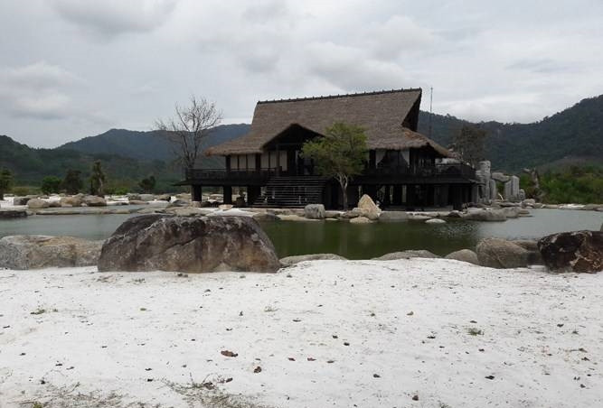 Được trang trí với những thân cây trơ trọi giữa biển cát trắng, những ngôi nhà sàn tuy đơn sơ nhưng hài hòa với cảnh vật. Ảnh: Todata