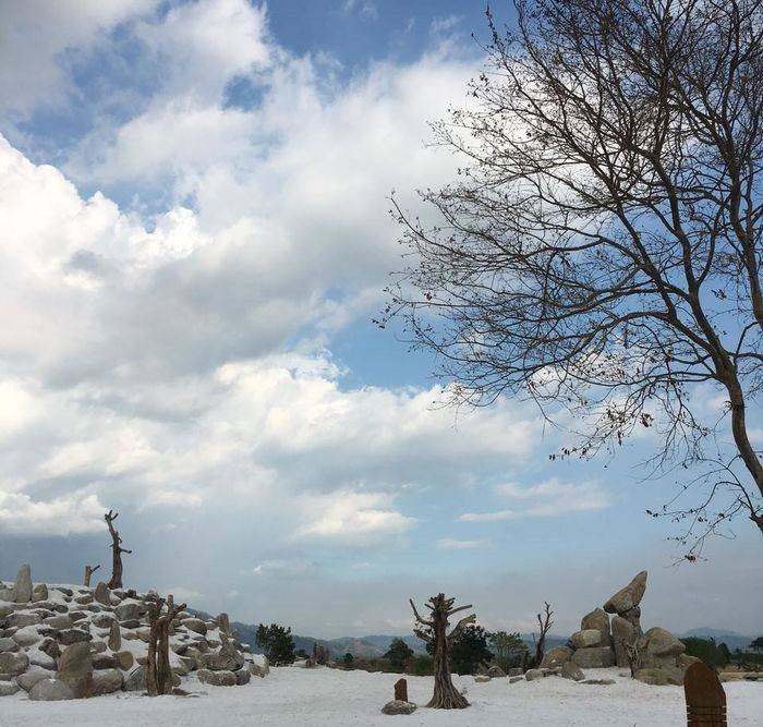 Ngoài ra, khi đến M’Đrăk, du khách còn có những trải nghiệm khó quên khi đến tham quan, chụp ảnh, cưỡi ngựa… trên nền cát trắng dài chẳng khác gì Dubai. Ảnh: Todata