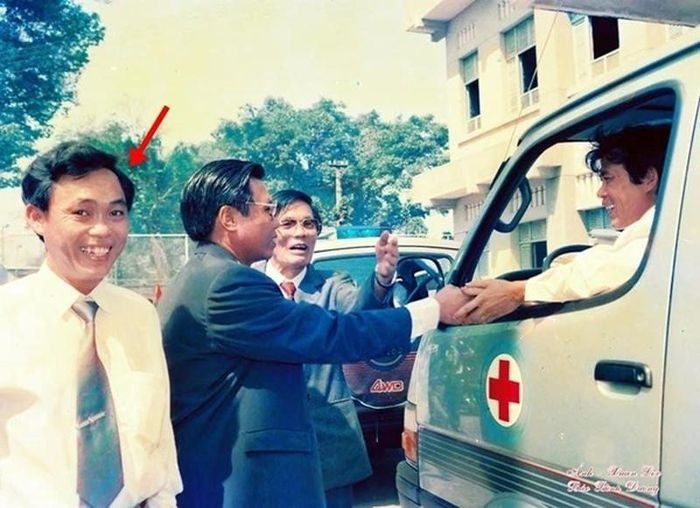 Hình ảnh đại gia Huỳnh Uy Dũng thời trẻ với áo sơ mi trắng, thắt cà vạt trông rất chỉn chu. Ảnh: Facebook