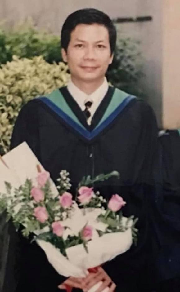 Mới đây, Shark Hưng chia sẻ trên fanpage cá nhân bức ảnh hồi trẻ: "Ngày này năm xưa: 2003 - 2023. Nhận bằng MBA - School Of Management (SOM) - Học viện công nghệ châu Á (AIT). Sau đó bắt đầu khởi nghiệp!". Ảnh: Facebook