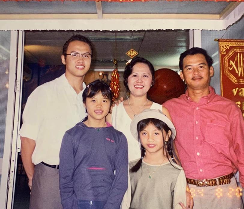Trong bức ảnh chụp cùng gia đình hơn 20 năm trước, Shark Khoa mới chỉ học cấp 3 nhưng đã có chiều cao ấn tượng, diện chiếc áo sơ mi trắng, quần âu lịch lãm và đeo kính. Ảnh: FBNV