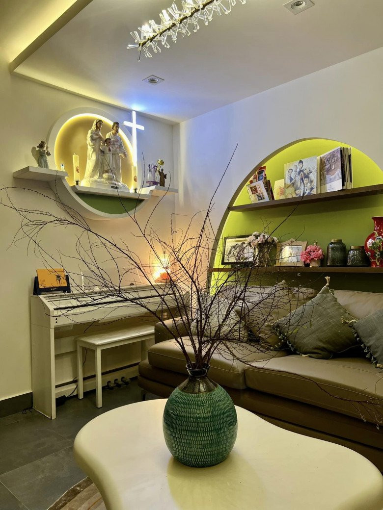 Tại tầng 1, Ốc Thanh Vân trang trí bằng bình hoa lớn, linh vật năm 2023...để chào đón năm mới.