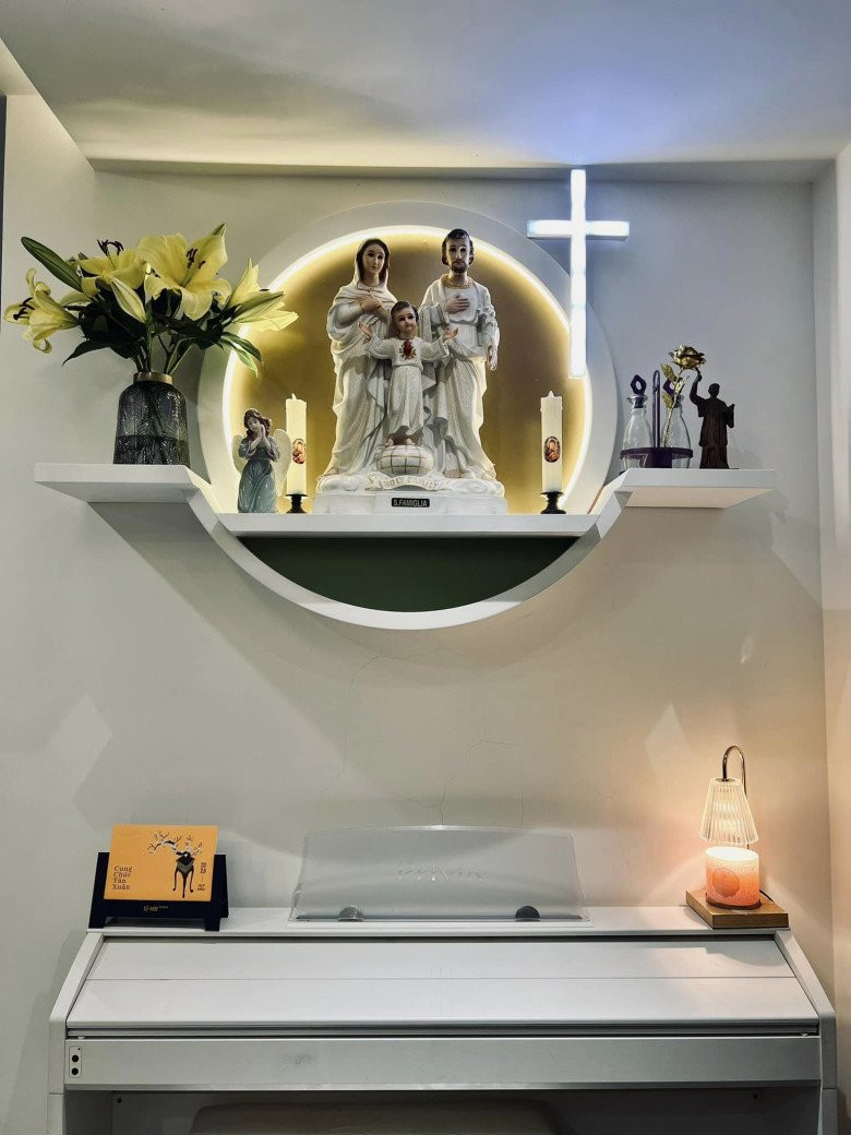 Vì theo đạo Thiên Chúa nên trong nhà Ốc Thanh Vân không thể thiếu bàn thờ Chúa.