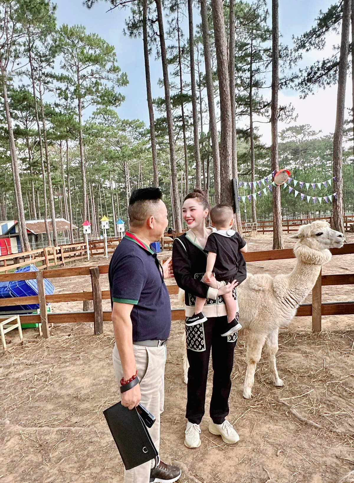 4 năm chung sống, Bảo Thy thoải mái chia sẻ khoảnh khắc hạnh phúc của gia đình nhưng không tiết lộ quá nhiều về đời tư. Dù vậy, nhìn vào độ chịu chi của doanh nhân Phan Lĩnh khi chiều lòng vợ, khán giả phần nào thấy được độ giàu có của ông xã Bảo Thy.