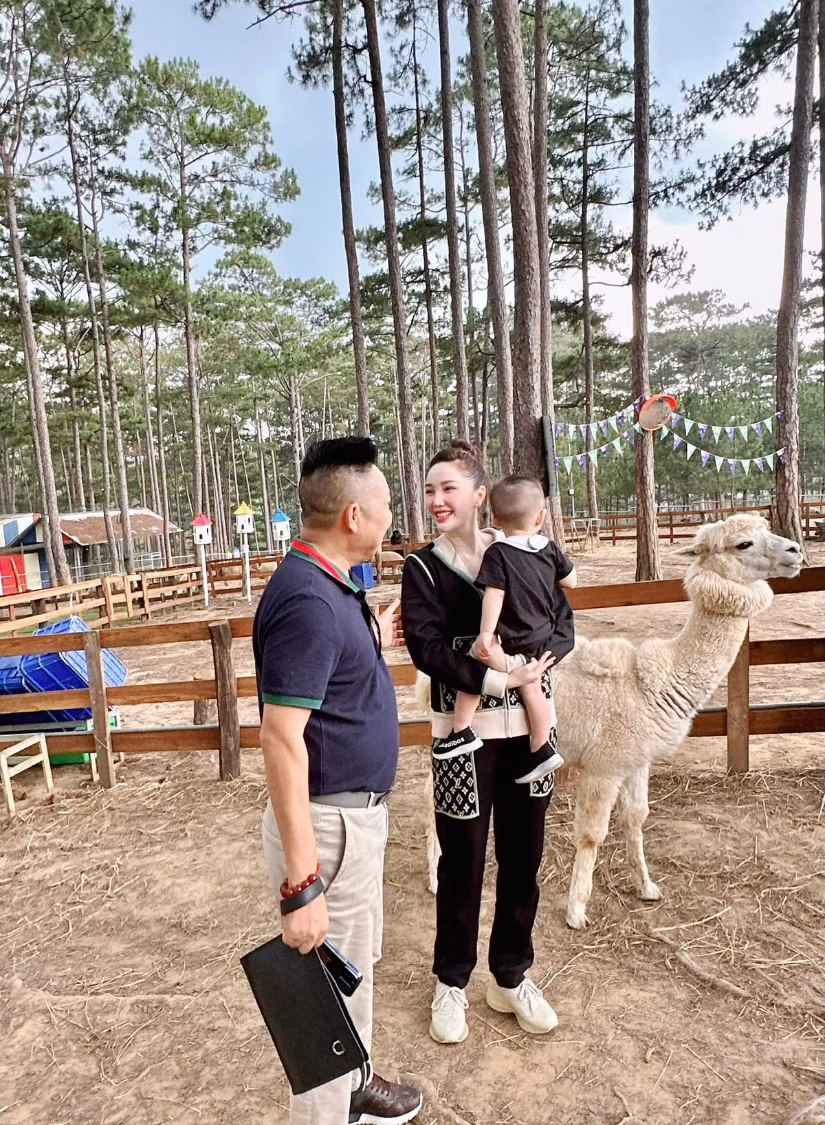 4 năm chung sống, Bảo Thy thoải mái chia sẻ khoảnh khắc hạnh phúc của gia đình nhưng không tiết lộ quá nhiều về đời tư. Dù vậy, nhìn vào độ chịu chi của doanh nhân Phan Lĩnh khi chiều lòng vợ, khán giả phần nào thấy được độ giàu có của ông xã Bảo Thy.