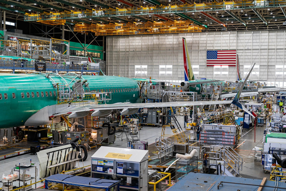 Nhà máy Renton Boeing chuyên sản xuất dòng 737. 737 hiện là một trong những dòng máy bay bán chạy nhất của Boeing.