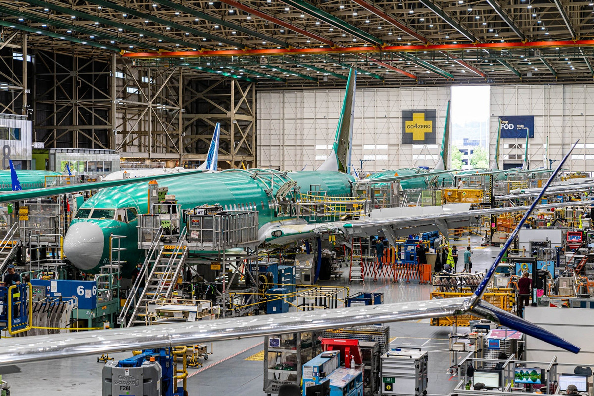 Theo Thepointsguy, nhà máy Renton là nơi Boeing sản xuất tất cả các mẫu máy bay thân hẹp của hãng, bao gồm cả các phiên bản quân sự như P-8 Poseidon, một chiếc 737-800 đã được sửa đổi có chức năng như một máy bay trinh sát. Trước đây, Boeing cũng từng chế tạo 707, 727 và 757 ở Renton.