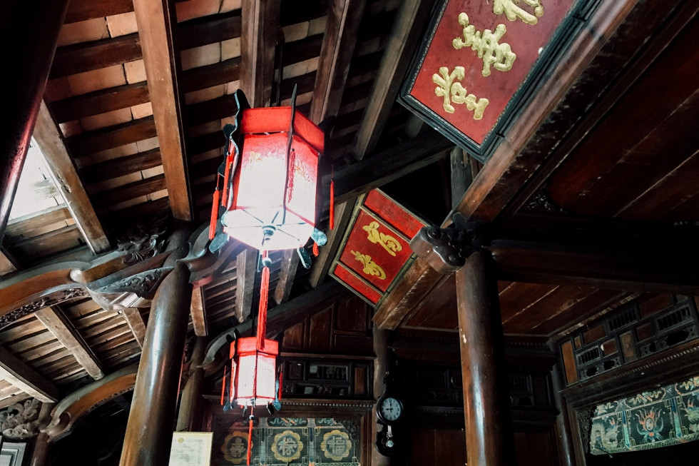 Nhà gồm 36 cây cột to, hệ thống kèo, đà làm bằng gỗ mít chạm trổ hoa văn tinh xảo. Ảnh: BaoDaNang