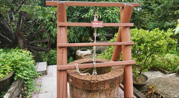 Giếng cổ trước sân nhà cổ. Ảnh: Dân Việt