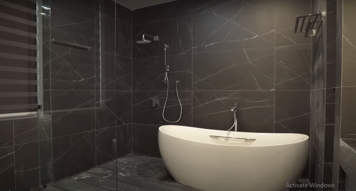 Nhà tắm hiện đại chẳng kém khách sạn 5 sao. Nguồn ảnh: Chụp màn hình