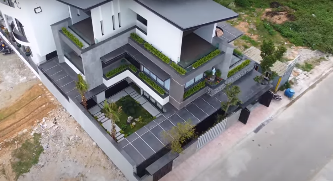 Biệt thự thiết kế hình chữ L giúp khắc phục tốt vấn đề về nắng và nóng.