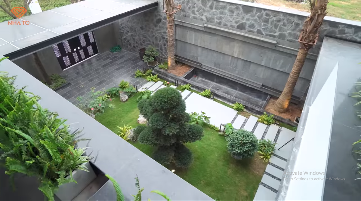 Không gian sân vườn nằm ở hướng đông nhìn từ trên cao.