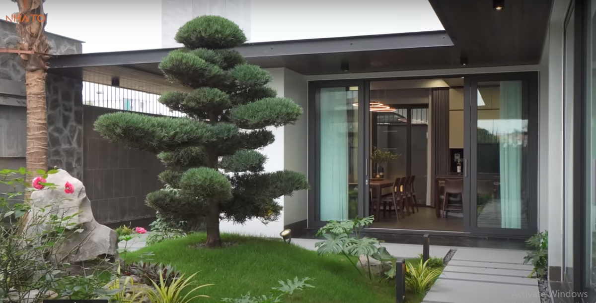 Theo tiết lộ, căn biệt thự được xây dựng theo sở thích của gia chủ. Đáng chú ý, đến thời điểm hiện tại, chồng con của gia chủ vẫn chưa biết.