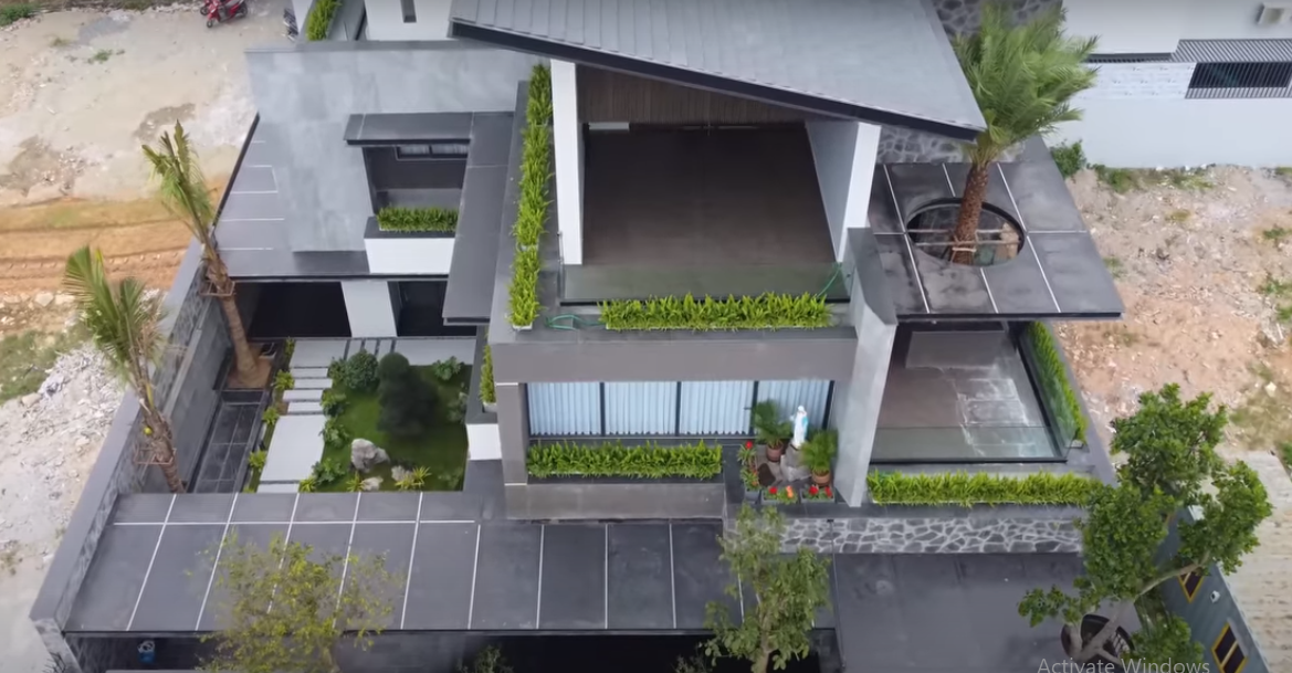 Mang phong cách hiện đại, bên ngoài căn biệt thự sử dụng gạch, đá ốp xám.