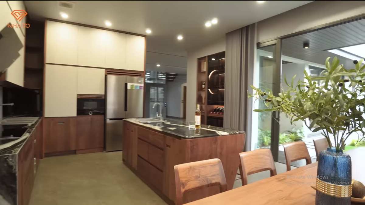 Khu bếp hướng ra sân vườn, được trang bị nội thất hiện đại.