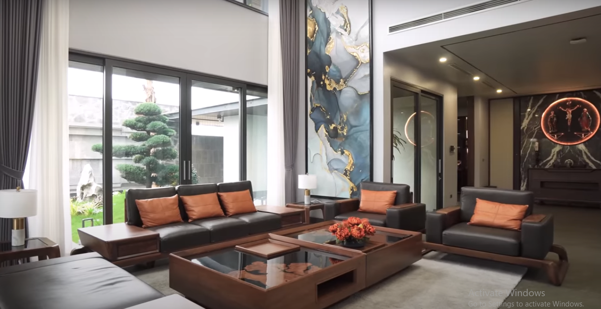 Tất cả view không gian chính đều có điểm nhìn sân vườn. Nhờ đó, phòng khách luôn ngập tràn ánh sáng tự nhiên.