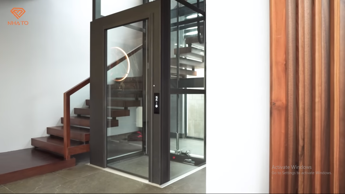 Dù không người ở nhưng trong nhà vẫn lắp thang máy hiện đại.