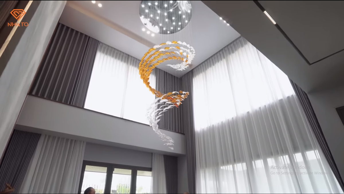 Bên trong căn nhà, khoảng thông tầng vừa là điểm nhấn vừa mang đến sự bề thế cho không gian phòng khách.