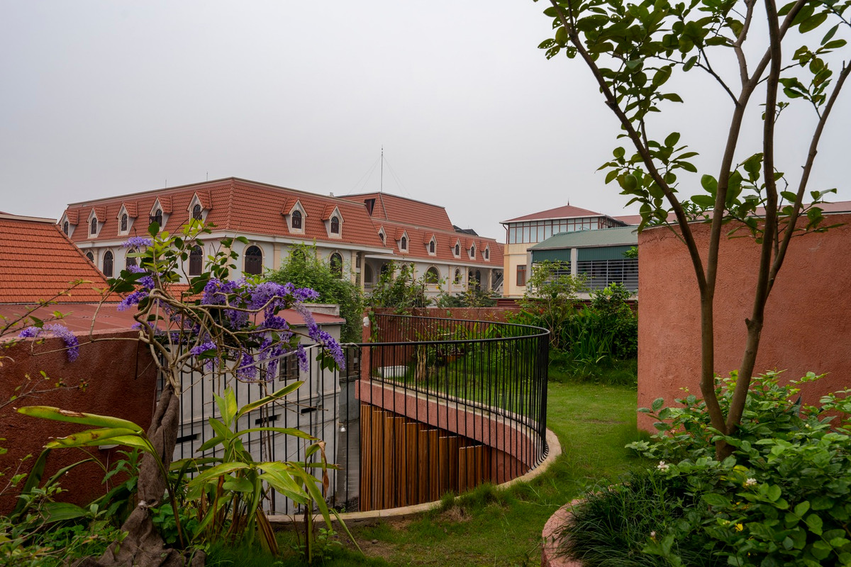 Trong bối cảnh đô thị Hà Nội phát triển nhanh, mất cân bằng sinh thái, việc tạo dựng không gian sống gần gũi với thiên nhiên là điều vô cùng quan trọng để đạt được sự cân bằng và thư thái.