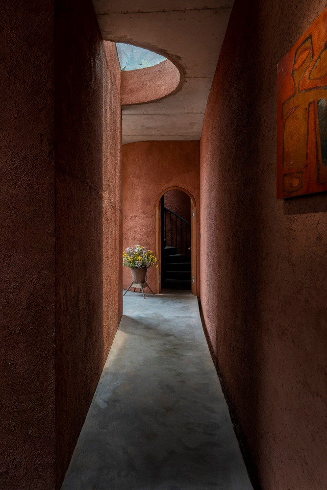 Công năng chính của ngôi nhà là tạo không gian sống cho gia đình ba thế hệ, tương ứng với ba gia đình nhỏ.