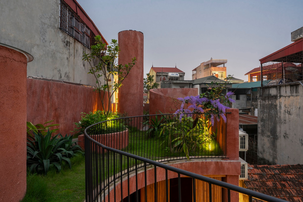 Khu vườn trên mái giúp giảm bức xạ nhiệt và cách nhiệt cho tòa nhà.