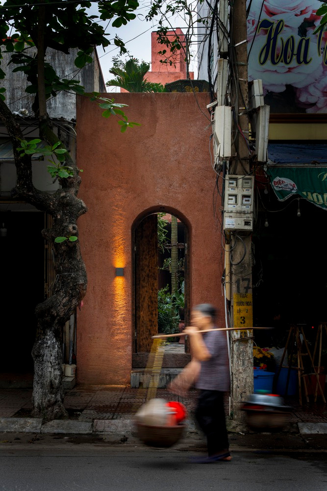 Kế thừa kiến trúc bản địa của nhà ống truyền thống, "The NGÕ Alley House" là kiểu nhà làm mát thụ động, tối đa hóa mảng xanh từ cổng vào, sân trong và vườn trên mái.