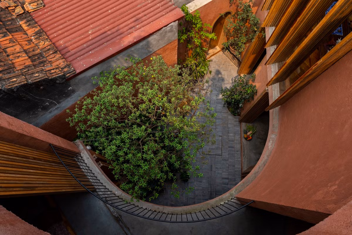 Mỗi gia đình có một không gian sinh hoạt được sắp xếp khoa học trong một căn phòng xung quanh khoảng sân giữa. Ngoài ra còn có không gian bếp chung, phòng ăn, phòng xông hơi khô, phòng thờ và sân thượng.