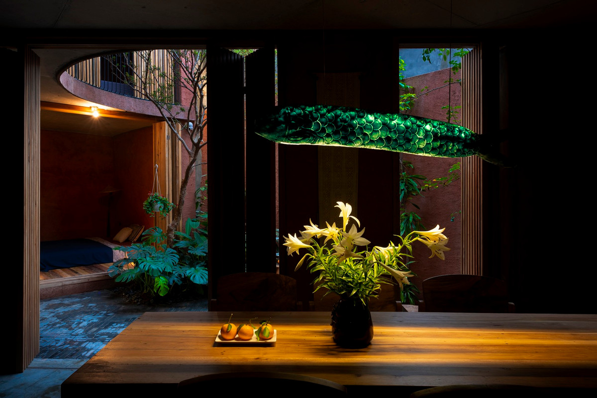 Nội thất và cách trang trí trong nhà theo phong cách tối giản với màu sắc bản địa bao gồm đá tự nhiên, sỏi, gỗ tự nhiên và vải thổ cẩm bản địa.