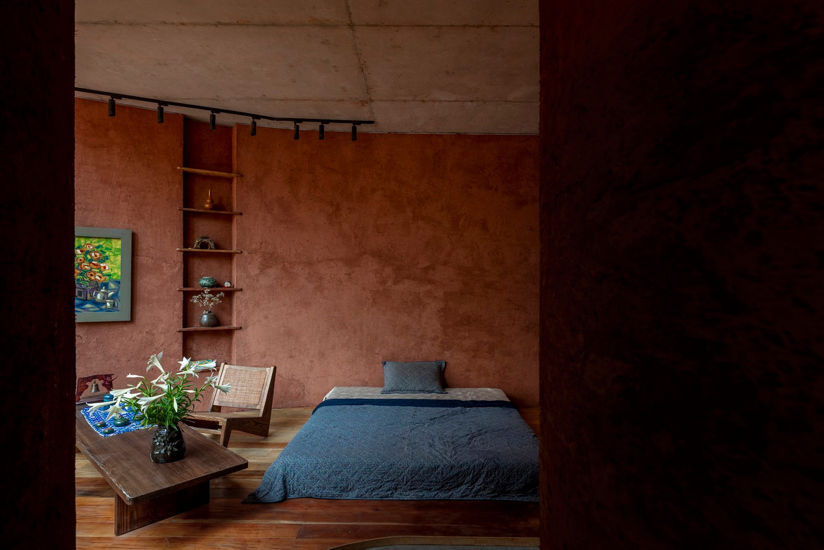 Các bẫy không khí từ ngõ vườn và sân trong giúp tất cả các phòng đều đón gió mát vào mùa hè.